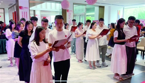 在济南市市中区民政局婚姻登记处,新人集体宣誓,为领证日增添仪式感 本版摄影记者 于娜 通讯员 宋晓妍